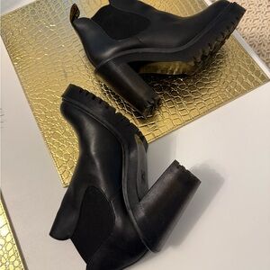 Dr. Martens women’s Hurston Black Platform Heeled Boots Size 7